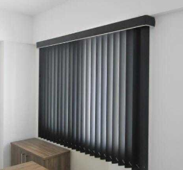 Persiana vertical clara em ambiente residencial